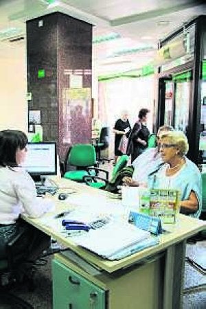 Dos jubilados reservan su viaje en una agencia de la avenida de España. /CHENCHO/