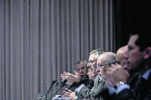 José Blanco, rodeado de su equipo del Ministerio, explicando ayer las directrices del departamento. / EFE/