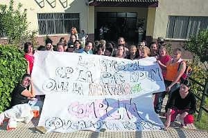 Madres y padres del colegio de La Paz que ayer se concentraron con pancarta en mano a las puertas del centro educativo de La Data. / ANDY SOLÉ/