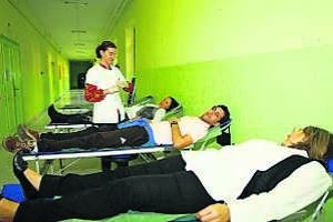 Voluntarios que donaron ayer sangre en Badajoz. / EMILIO PIÑERO/
