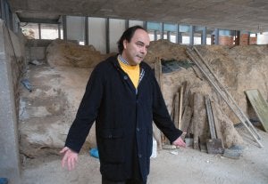 El concejal de Urbanismo, Celestino Rodolfo, dentro del nuevo edificio en rehabilitación. ::
CASIMIRO/