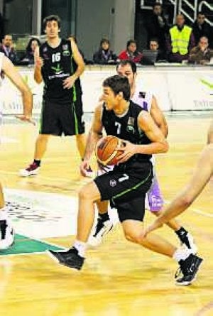 Pavel Ermolinski entra a canasta; detrás Roger Fornas. :: A. MÉNDEZ/