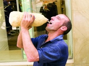 Un trabajador consume agua embotellada en Cáceres para aliviar la sed. ::
HOY/