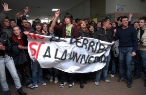 Alumnos que estudian en la facultad de La Alcazaba protestaron ayer en la Facultad de Económicas y Empresariales, situada en el campus pacense. :: CASIMIRO MORENO/