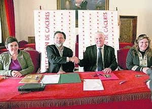 Aurelio García y Juan Andrés Tovar, tras firmar el acuerdo. ::
A. MÉNDEZ/