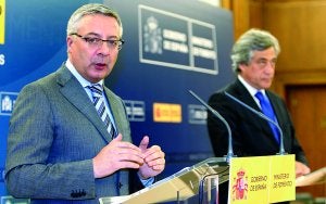 José Blanco y Antonio Mendoça, ayer en la sede el Ministerio de Fomento. :: EFE/