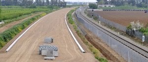 Imagen de las obras del AVE entre Badajoz y Montijo, donde la plataforma ya está prácticamente acabada. :: J. V. ARNELAS/