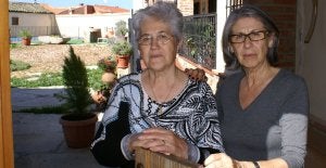 Las hermanas a la puerta de la casa, con el patio de fondo./