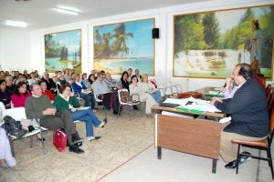 Reunión de padres de la concertada ayer por la tarde en Mérida. :: BRÍGIDO/