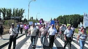 Vecinos de Agallas durante la manifestación llevada a cabo el pasado verano en Ciudad Rodrigo para exigir mejoras en comunicaciones y servicios sanitarios. :: HOY/