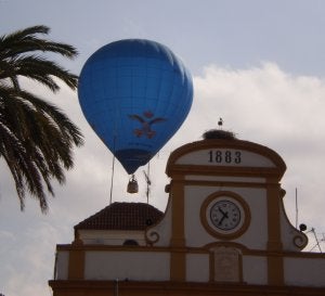 El globo despega desde la Plaza de España, en Mérida. :: HOY/