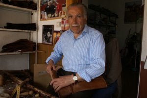 Francisco Bermejo sigue trabajando en su taller, a sus 78 años./