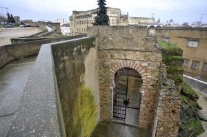 La Puerta de Carros, que será renovada en la primera fase de la rehabilitación. :: HOY/
