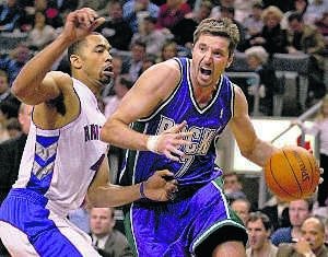 McCoy defiende a Toni Kukoc en 2003 con Toronto. :: HOY/
