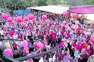 La reunión ciudadana para apoyar la candidatura se repetirá hoy en la Fuente Luminosa a las ocho de la tarde si Cáceres pasa. :: A. MÉNDEZ./