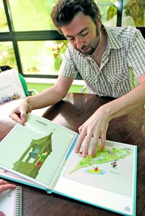 El autor, junto a su obra, que estará en bibliotecas y colegios. :: J. REY/