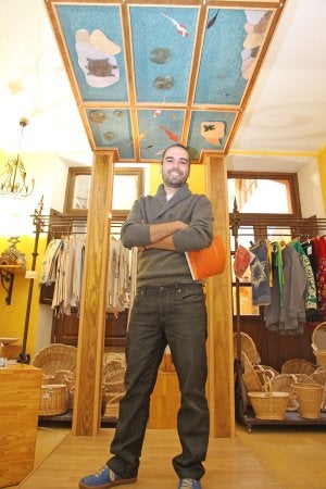 Santiago posa en la instalación, ayer. :: ARMANDO MÉNDEZ/