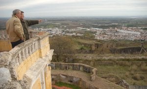 Dos visitantes de Badajoz divisan la ciudad desde lo alto de la fortificación portuguesa. :: CASIMIRO MORENO/