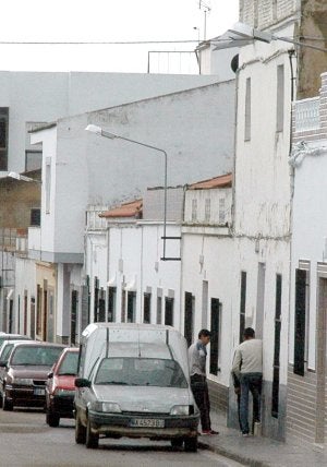 Dos jóvenes rumanos, apostados junto a la casa en la que estaba retenida la menor en Arroyo :: BRÍGIDO/