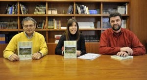 Javier Marcos Arévalo, Jacinta Sánchez y Joaquín Valhondo muestran ejemplares de Etnicex. ::
ARNELAS/