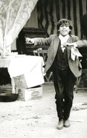 David George. Joven gitano sin identificar bailando al amanecer. Feria de Sevilla./
