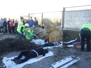 Los alumnos participaron en el simulacro de accidente. :: A.MARTÍN/