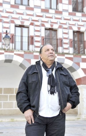Alejandro Vega se siente muy satisfecho de haber nacido en la Plaza Alta. :: ARNELAS/