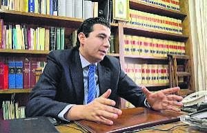 Juan Díaz-Ambrona Cancho, desde el pasado martes administrador judicial del Badajoz, en su despacho, de Acla Abogados. :: C. MORENO/
