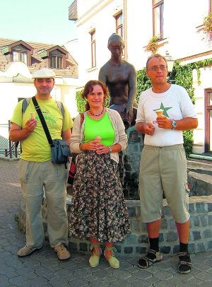 Manuel Pancorbo (izqda.) en Veszpriem (Hungría) junto a sus anfitriones, Monika y Lázslo, el verano de 2007./