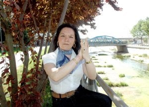 Pilar Villarejo en las orillas del Guadiana, en Mérida. :: BRÍGIDO/