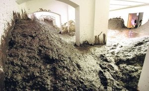 Casa con barro. 120 toneladas de barro es la única materia prima que usó Santiago Sierra para su obra expuesta en Hannover. Quería recordar la creación del lago Masch. Los visitantes podían adentrarse en ella, pero con botas de goma. . :: EFE/