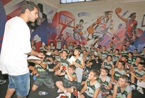 José Manuel Calderón, con los jóvenes que participaron en uno de sus campus de baloncesto. ::
HOY/