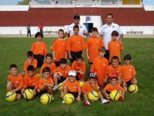 Los jugadores más jóvenes y los técnicos del campus posan juntos para el recuerdo. ::
VCF/