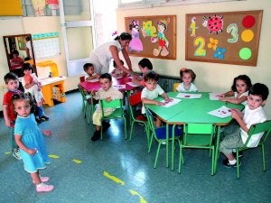 Una maestra junto a alumnos de Educación Infantil en el colegio de Las Josefinas de Mérida. :: HOY/