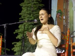Dos lámparas mineras iluminan el festival