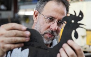 Artesano resistente. Juan Fernández, en su taller de veletas de Riolobos, donde las forja y las distribuye a toda España. :: ANDY SOLÉ/