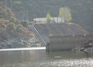 Instalaciones del trasvase del Almonte, de donde se eleva agua al pantano del Guadiloba. :: LORENZO/
