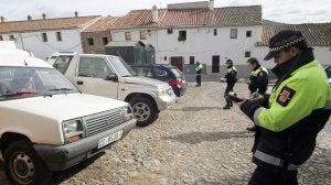 La imagen de los agentes utilizando los boletines para multar cambiará, para que aparezcan las PDA. :: HOY/