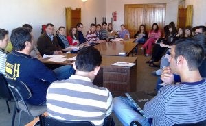 Jóvenes reunidos para constituir el consejo de la juventud de Tentudía. :: R.M./