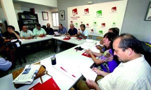 Reunión de la Presidencia de IU este verano durante la visita de Cayo Lara . :: HOY/