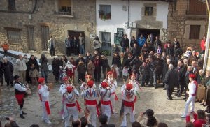 Danzantes en las fiestas de Santa Bárbara. :: A.G.S./