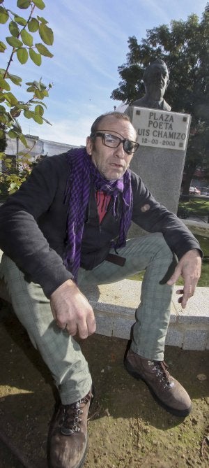 De profesión rockero. Vito Íñiguez Fortuna, cantante y letrista del grupo Sínkope, vive en Quintana, pero ensaya en Cáceres o en Mérida, donde está hecha la foto. :: MANÉ/