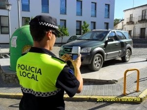 Un agente haciendo uso de la PDA en una localidad extremeña. :: HOY/