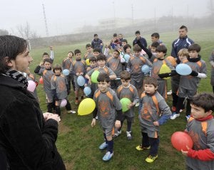 Los niños escuchan atentos a David Generelo. :: JOSÉ VICENTE ARNELAS/