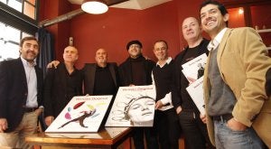 Los miembros de la Fundación Re-Bross junto a portadas de distintas revistas de Versión Original. :: A. M./