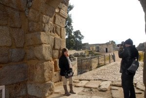Dos turistas en el interior del recinto de la Alcazaba Árabe. :: BRÍGIDO/