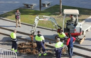 Trabajadores del Ayuntamiento en la Plaza de España. :: C.P./
