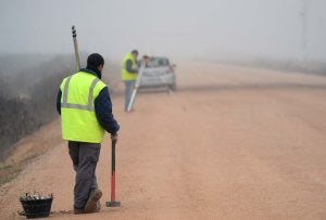 Unos topógrafos andaluces toman medidas esta semana a 22 kilómetros de Badajoz antes de que Adif revise el resultado para recepcionar la obra. :: CASIMIRO M./