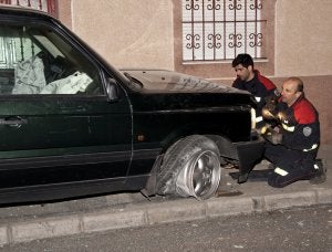Coche fugado accidentado en la calle Virgilio Viniegra. :: PAKOPÍ/