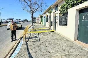 Rafael Rey arregla su porche tras la última inundación. :: J. V. ARNELAS/